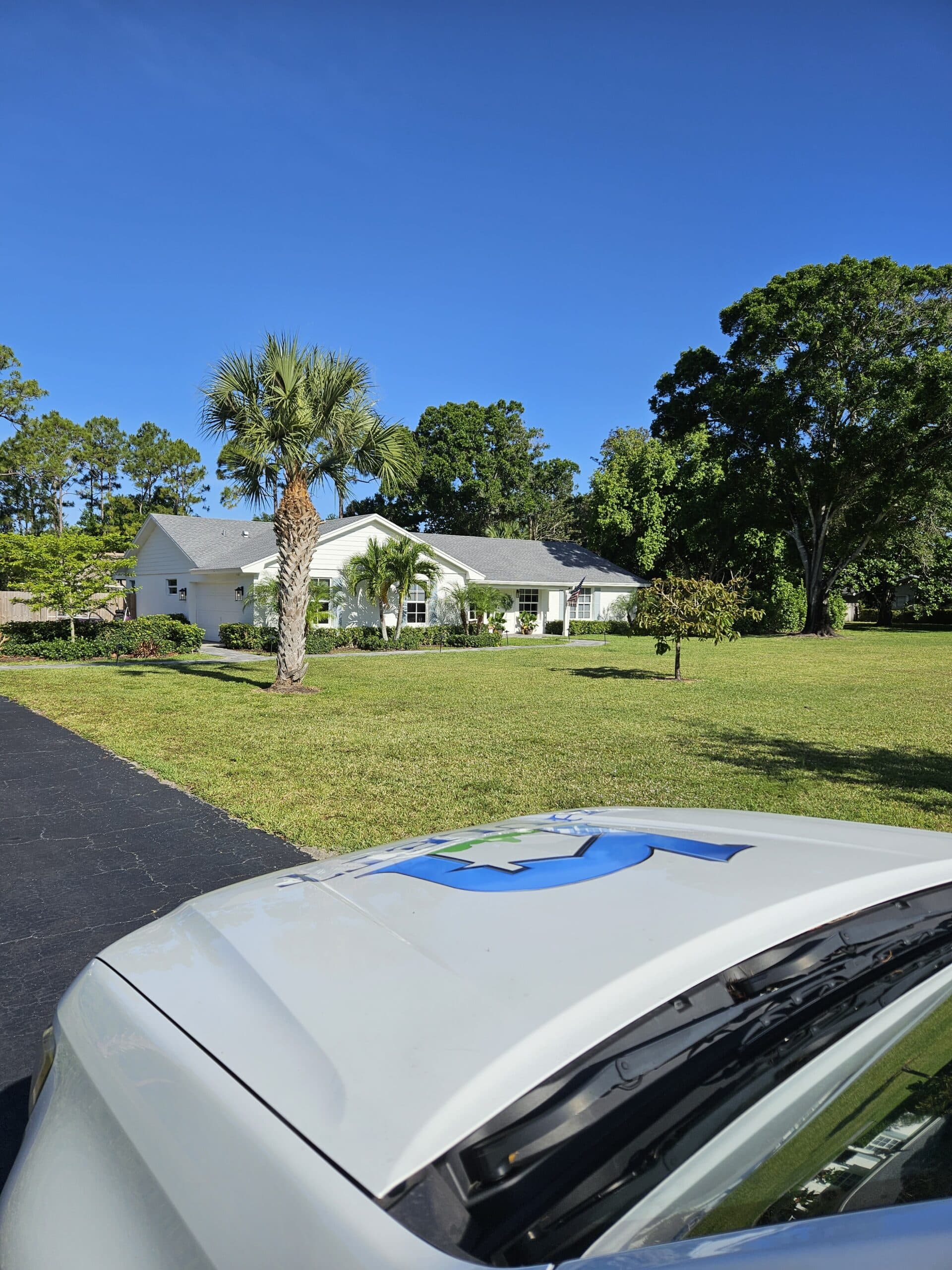 Hulett service truck pulling up to a Palm Beach Gardens home to service for pests.